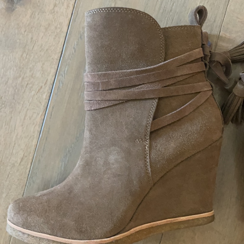 Like new! Splendid Suede Booties- Size 9 - Picture 8 of 13